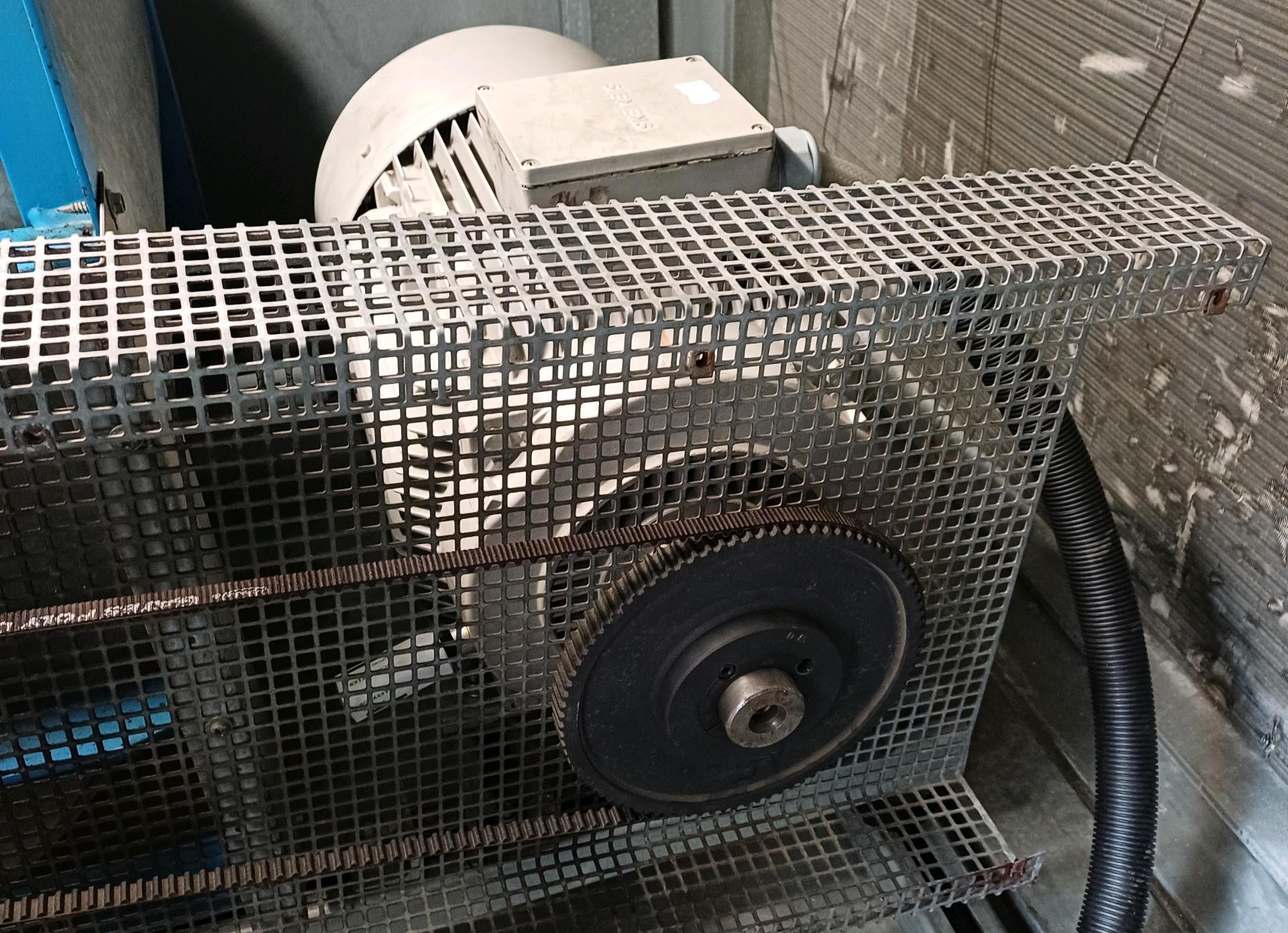 Predictive Maintenance: Vom beginnenden Lagerschaden zur geplanten Instandhaltung OPTIME-Sensor am Ventilatormotor